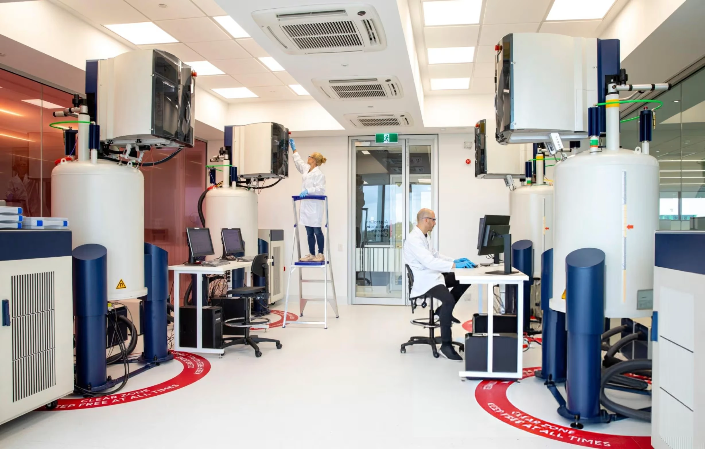 Innovative Laboratory Furniture Design for Enhanced Workspace Efficiency