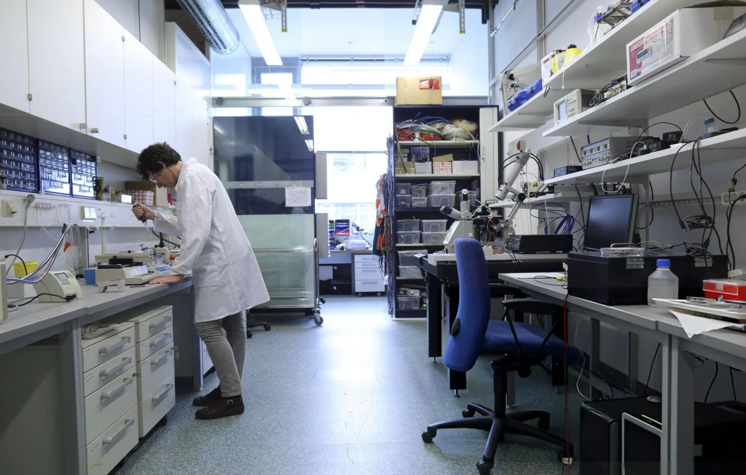 Strategic Laboratory Furniture Design for Optimal Workspace Performance