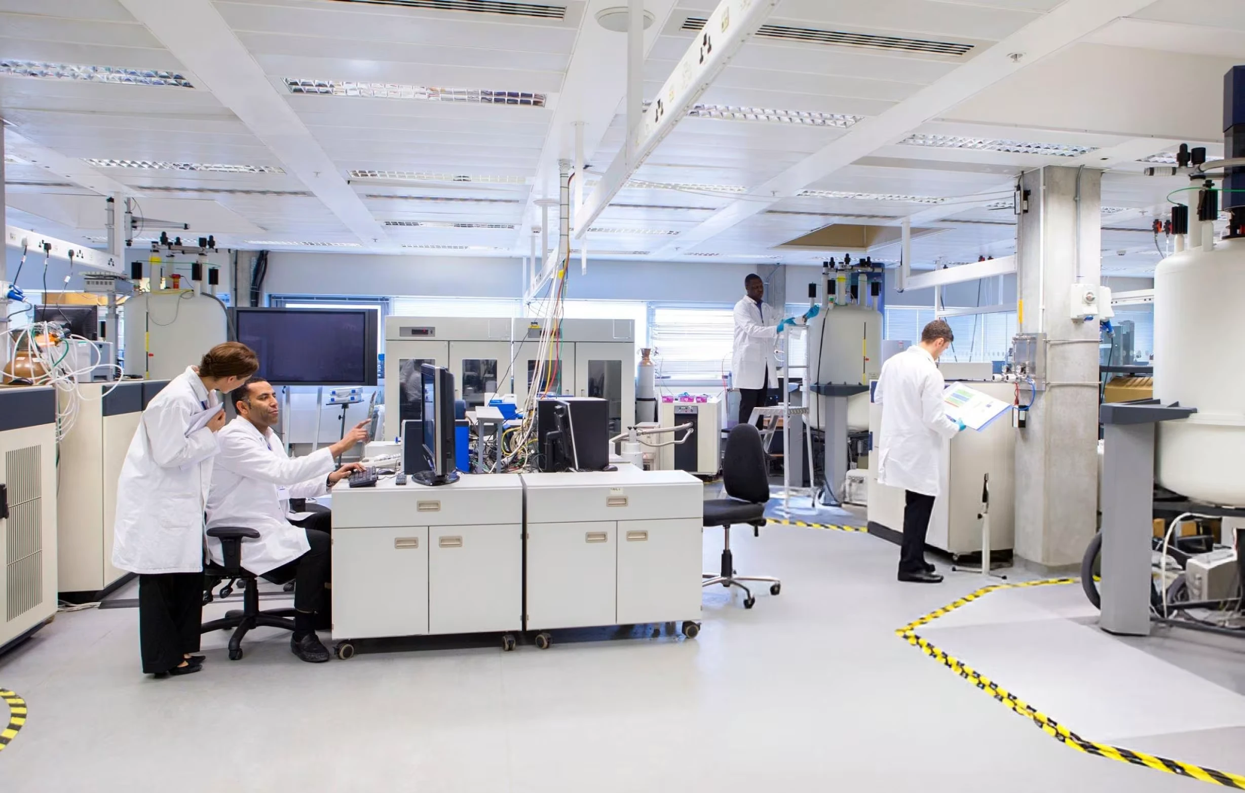 Strategic Laboratory Furniture Design for Optimal Scientific Workspace Functionality